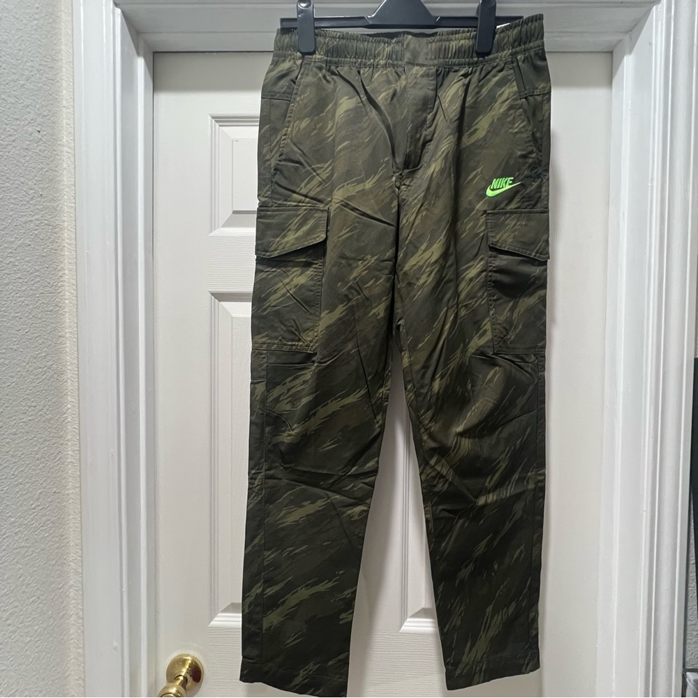 Nike Sportswear Men's Woven Cargo Standard Fit Taper Leg Regular Length Pants